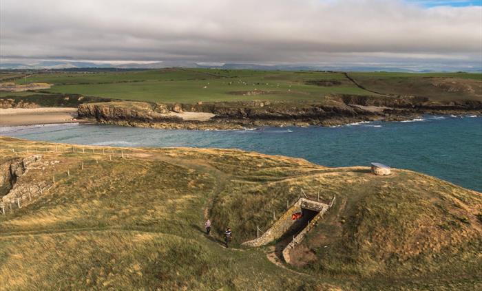 Barclodiaid y Gawres, Rhosneigr, Anglesey